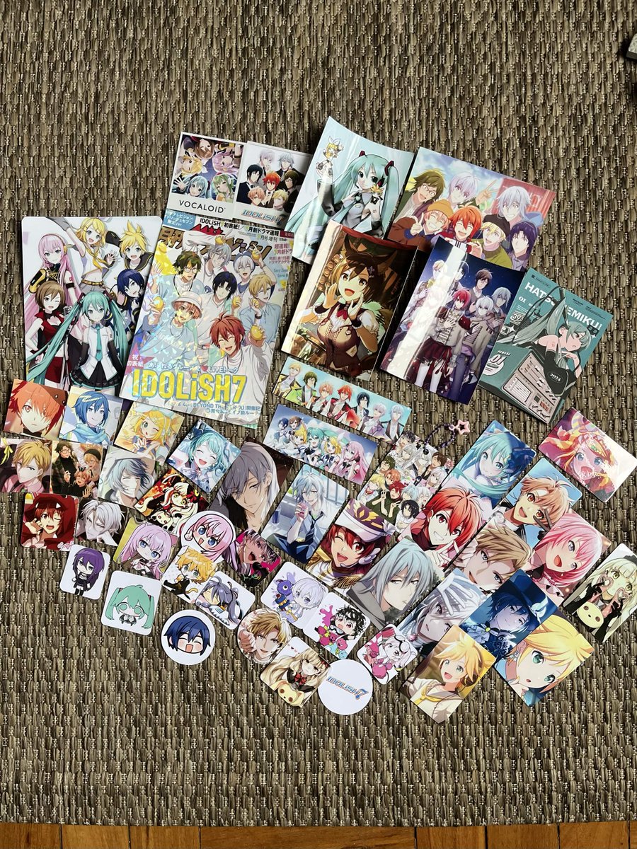 lilacmysts's tweet photo. a quantidade de merch de IDOLiSH7 e VOCALOID q chegou!! 😆😆❤️🧡💛💚💙💜💖

ALIMENTO P ANO INTEIROOO!! (ja quero mais)

(metade foi p @afonskr ) https://t.co/OSozWJ95Ve