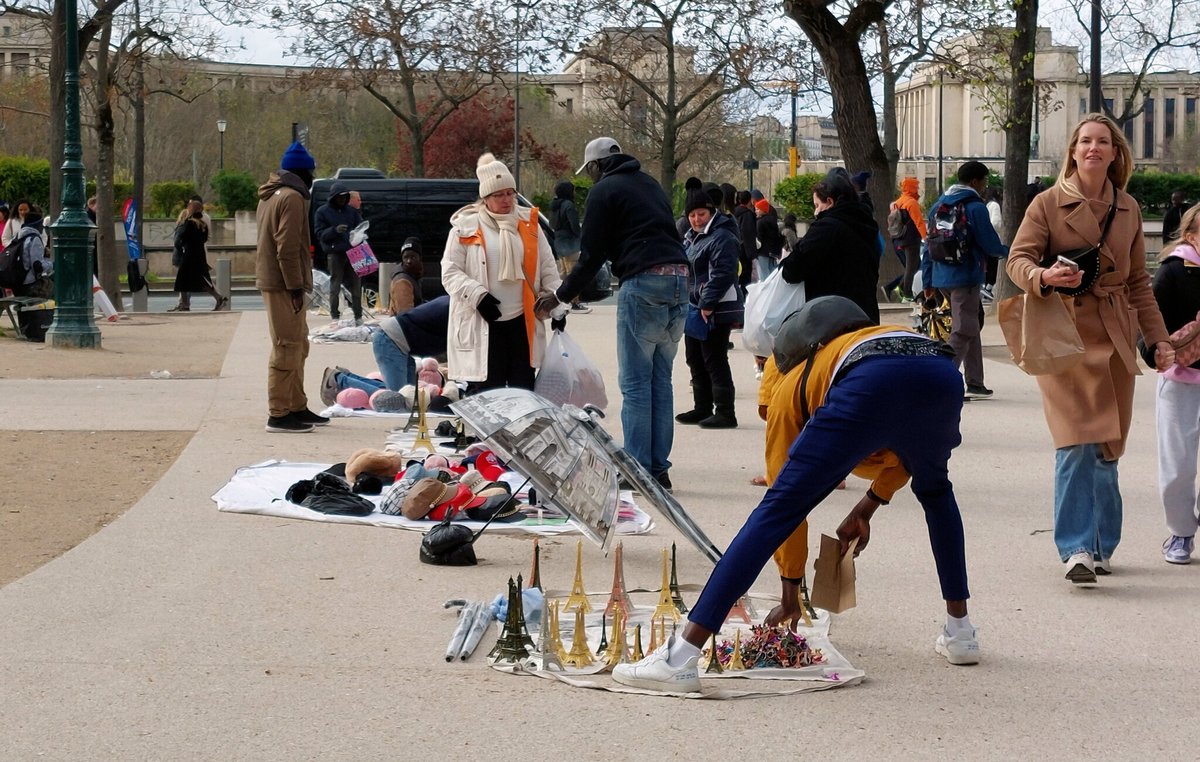 LeParisien_75's tweet photo. Paris : le tribunal administratif interdit l’usage de drones pour lutter contre la vente à la sauvette au Champ-de-Mars
➡️ https://t.co/gqVlwFjeMI https://t.co/3aYUeo71k1