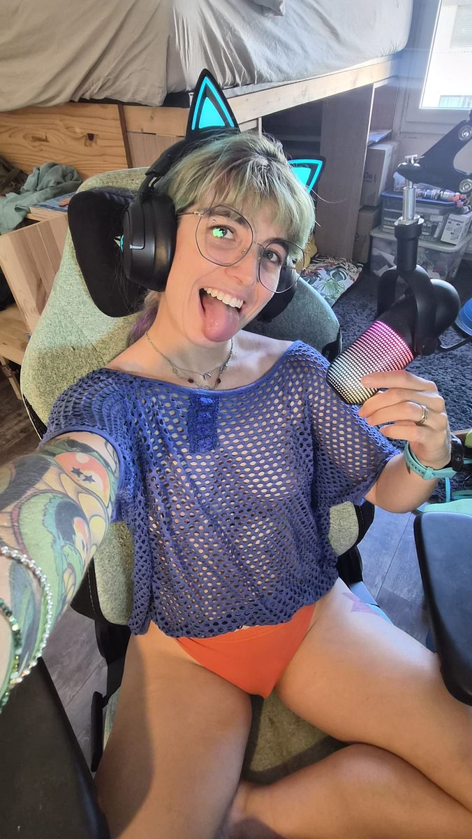 Lovilyn24's tweet photo. LIVE ! Friday mood activated! Come start the weekend with me 🥂 https://t.co/NZDmG6n5R1 https://t.co/7WmFuuAEc4