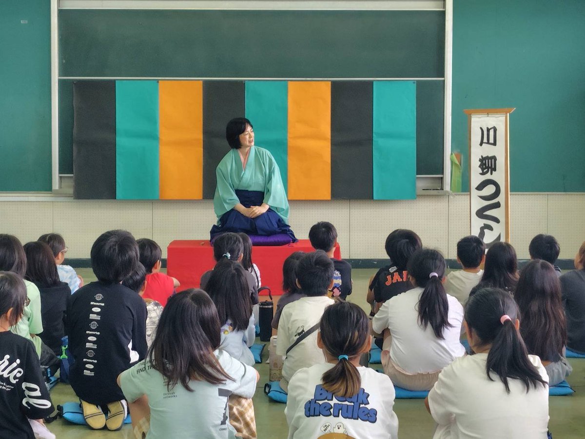 tsukushitweet's tweet photo. 母校の曽谷小学校にて４年生の落語教室。小咄少々&amp;落語３席お送りしました。

古典新作どの噺もウケが良く、生徒さん達が知ってるフレーズでは合唱(？)まで起こるほど盛り上がり、楽しい会となりました🎶

今月末、生徒さん全員で保護者の皆さんの前で落語の発表会を行うとのこと。成功を祈ります✨️ https://t.co/JETJH0Ljjr
