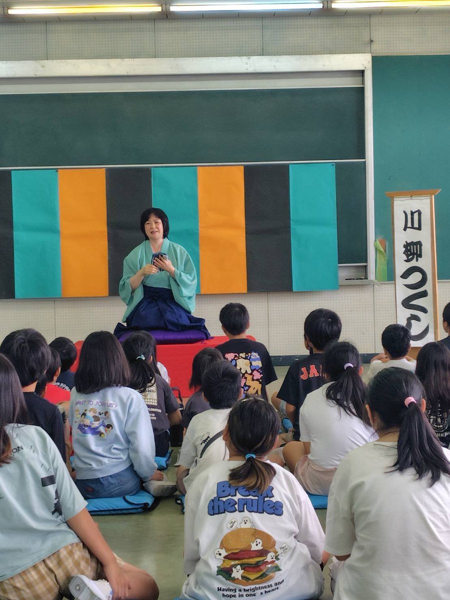 tsukushitweet's tweet photo. 母校の曽谷小学校にて４年生の落語教室。小咄少々&amp;落語３席お送りしました。

古典新作どの噺もウケが良く、生徒さん達が知ってるフレーズでは合唱(？)まで起こるほど盛り上がり、楽しい会となりました🎶

今月末、生徒さん全員で保護者の皆さんの前で落語の発表会を行うとのこと。成功を祈ります✨️ https://t.co/JETJH0Ljjr