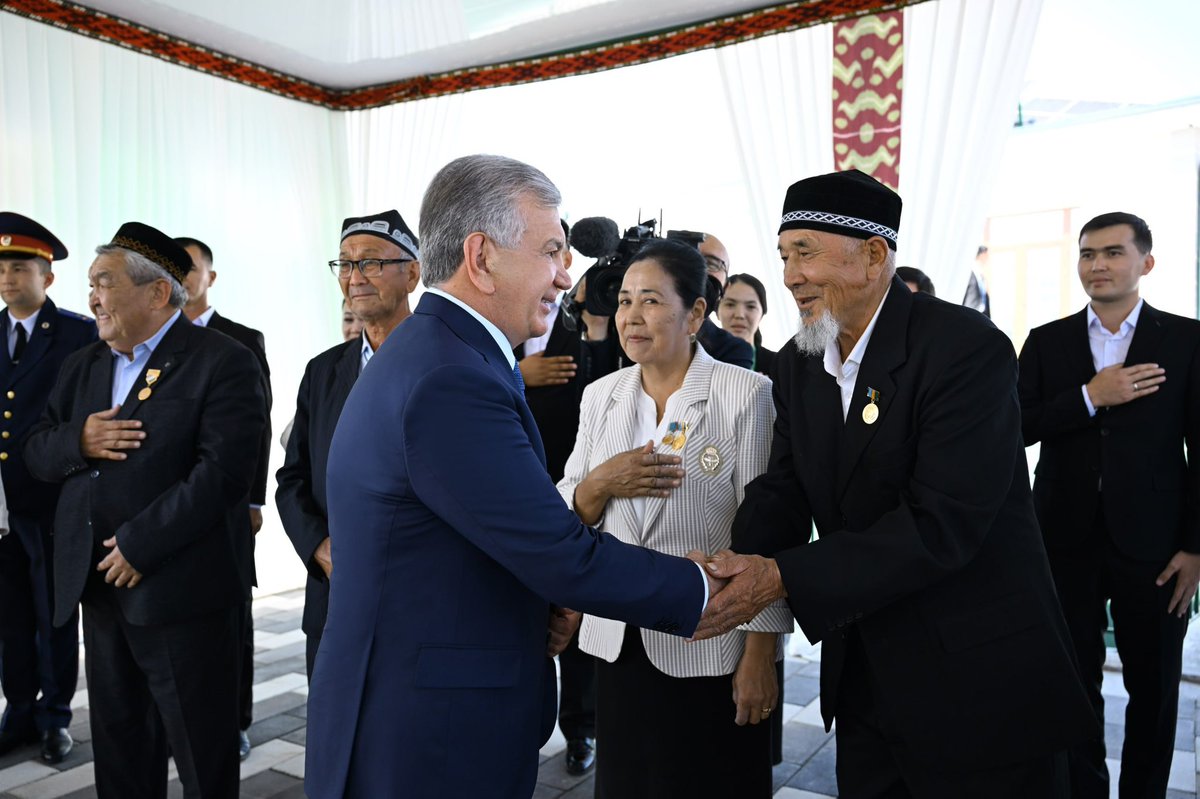 president_uz's tweet photo. As part of his trip to #Karakalpakstan, President Shavkat #Mirziyoyev visited Diykan Arna mahalla in #Nukus district.

The Head of State inspected infrastructure improvements and income-generating projects, visited a local beekeeping household, and spoke with mahalla representatives, elders, and young people.