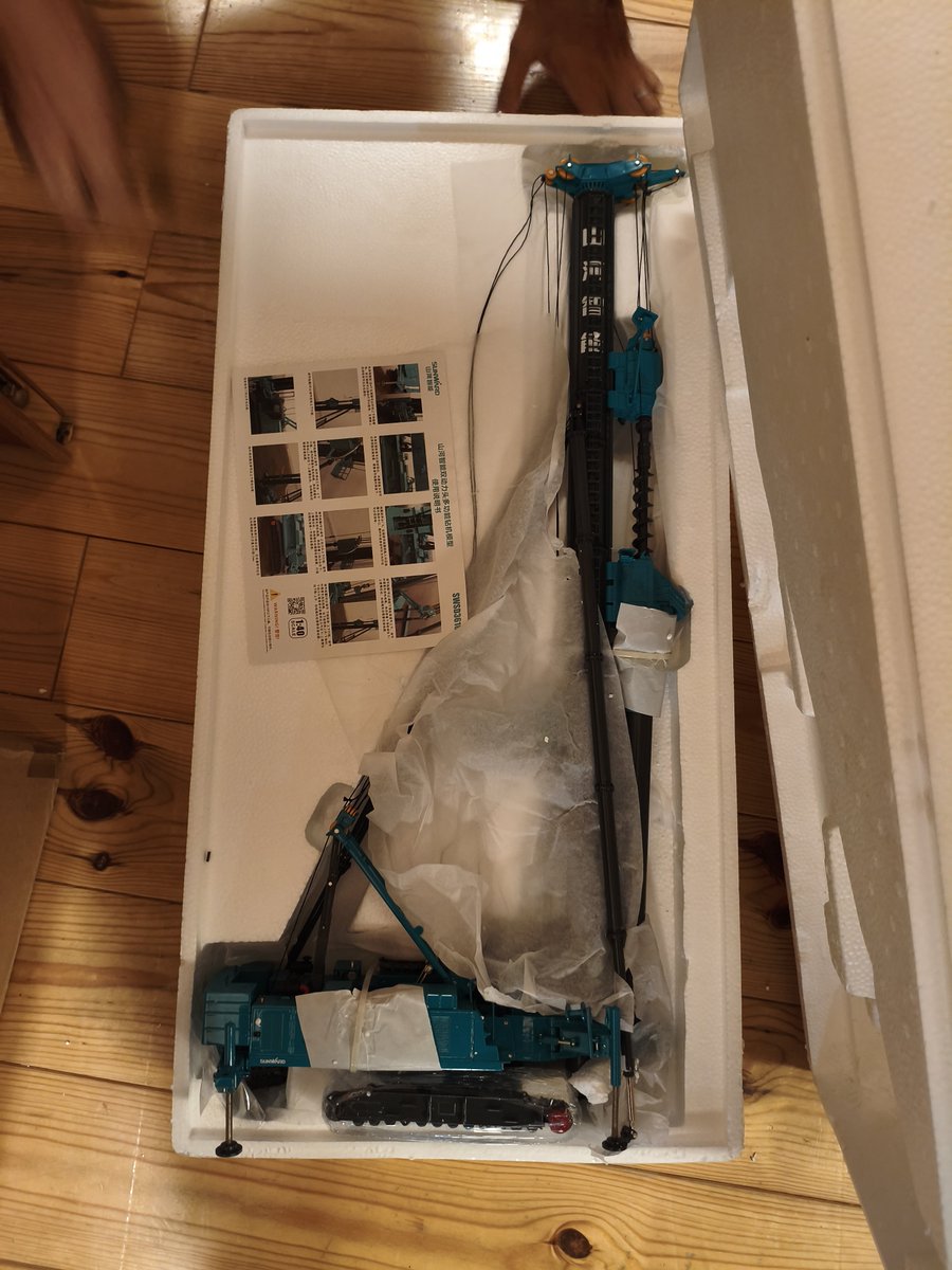 CM_BLib's tweet photo. 開封したら完成品で梱包されていた。

そして、履帯が粉砕している。

返品も面倒なので、はたらくじどうしゃ博物館にて現状販売します。 https://t.co/xLXGaht3oo
