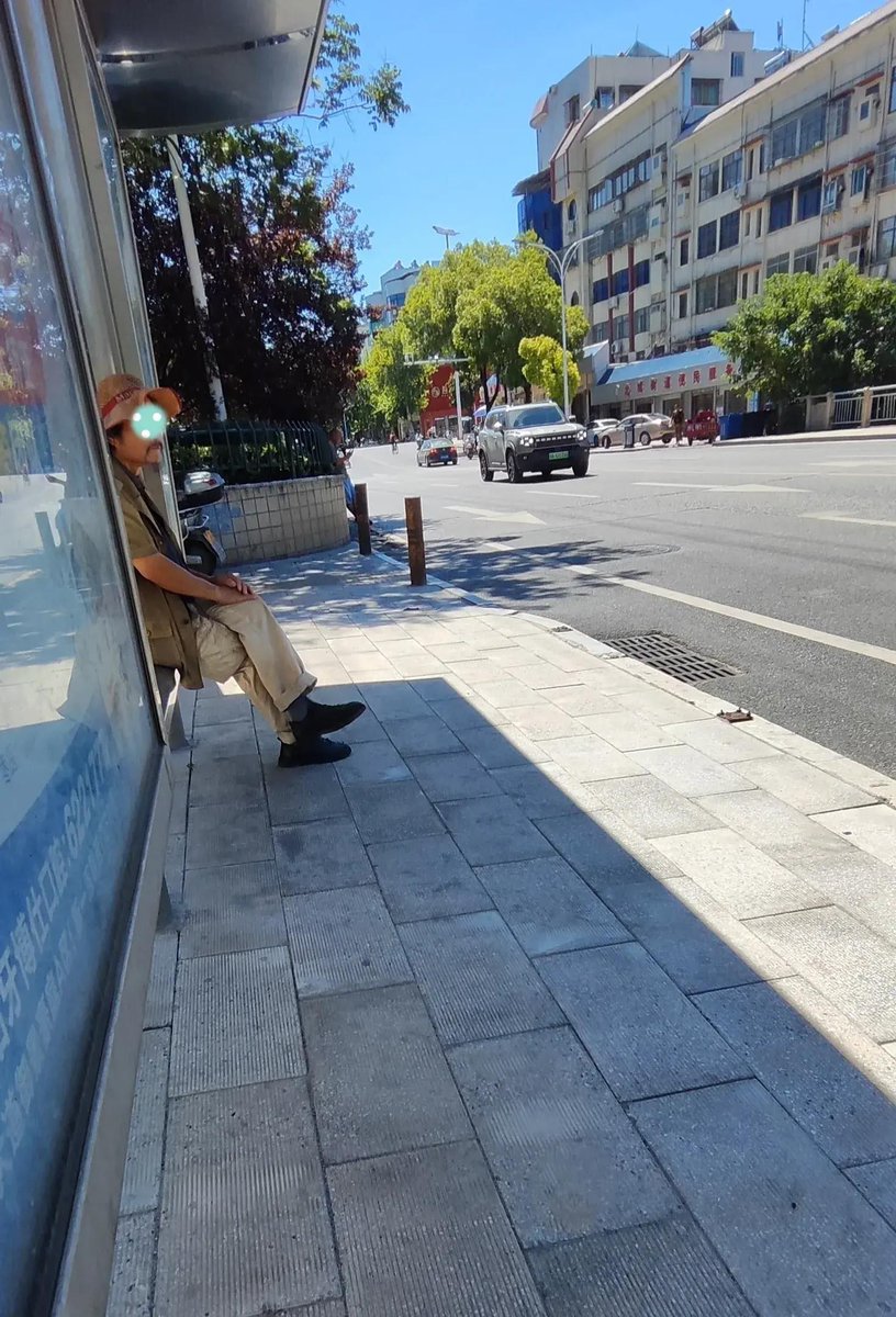 cindf957206's tweet photo. Just missed my bus, but a kind stranger noticed me panicking and gave me a lift to the next stop—small act that turned my whole day around. https://t.co/To4yBnm8L0
