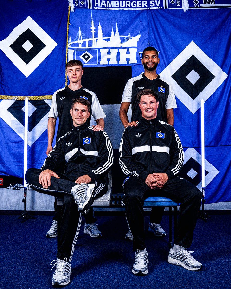 HSV's tweet photo. 🎶 „Gemeinsam gegen alle!“ 🎶

Mit Vertrauen und Überzeugung: Wir haben die Verträge mit unserem Trainerteam langfristig verlängert. 🔷✍️

Alle Infos 👉 https://t.co/wjfGAekh2O

#nurderHSV https://t.co/Nsf4qcqPIX