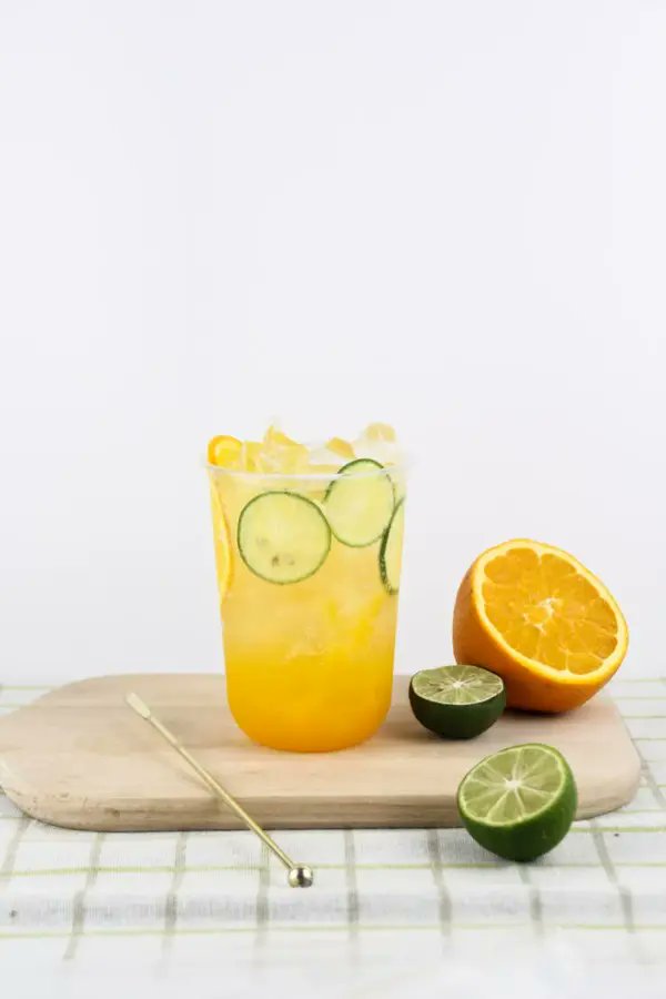 SerenaStrorr6's tweet photo. Buscas una refrescante bebida para el verano Mezcla naranja recién exprimida, un chorrito de soda y una rodaja de menta, listo en 2 minutos, delicioso y natural! https://t.co/aMyv7jzaQe