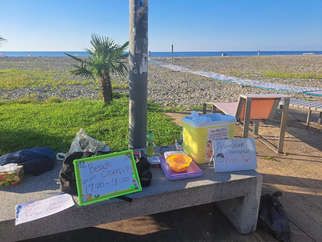 haruka_nomad49's tweet photo. We held a beach cleanup event in Batumi the other day.🇬🇪 Thank you to everyone who came☺️
#beachclean #batumi #ビーチクリーン #環境問題 https://t.co/qed0nu61yW