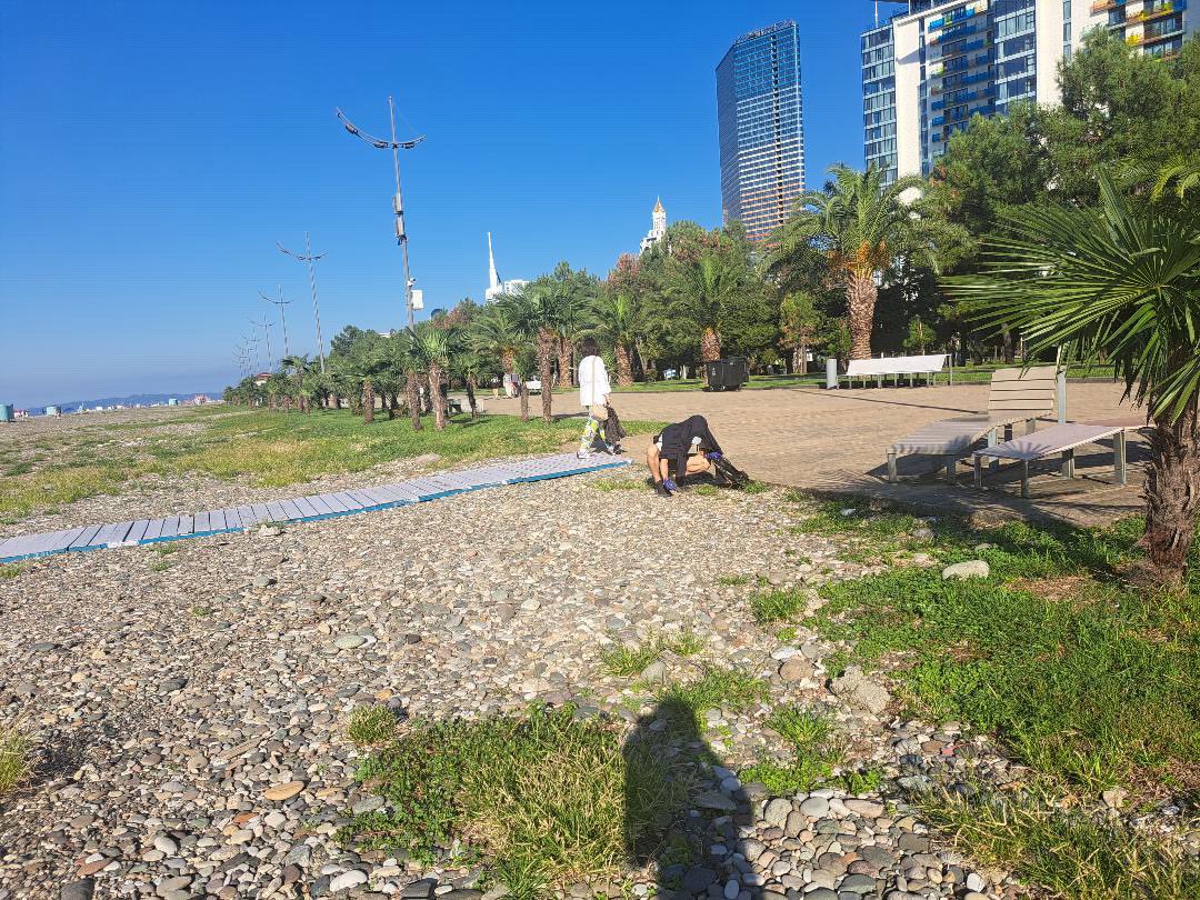 haruka_nomad49's tweet photo. We held a beach cleanup event in Batumi the other day.🇬🇪 Thank you to everyone who came☺️
#beachclean #batumi #ビーチクリーン #環境問題 https://t.co/qed0nu61yW
