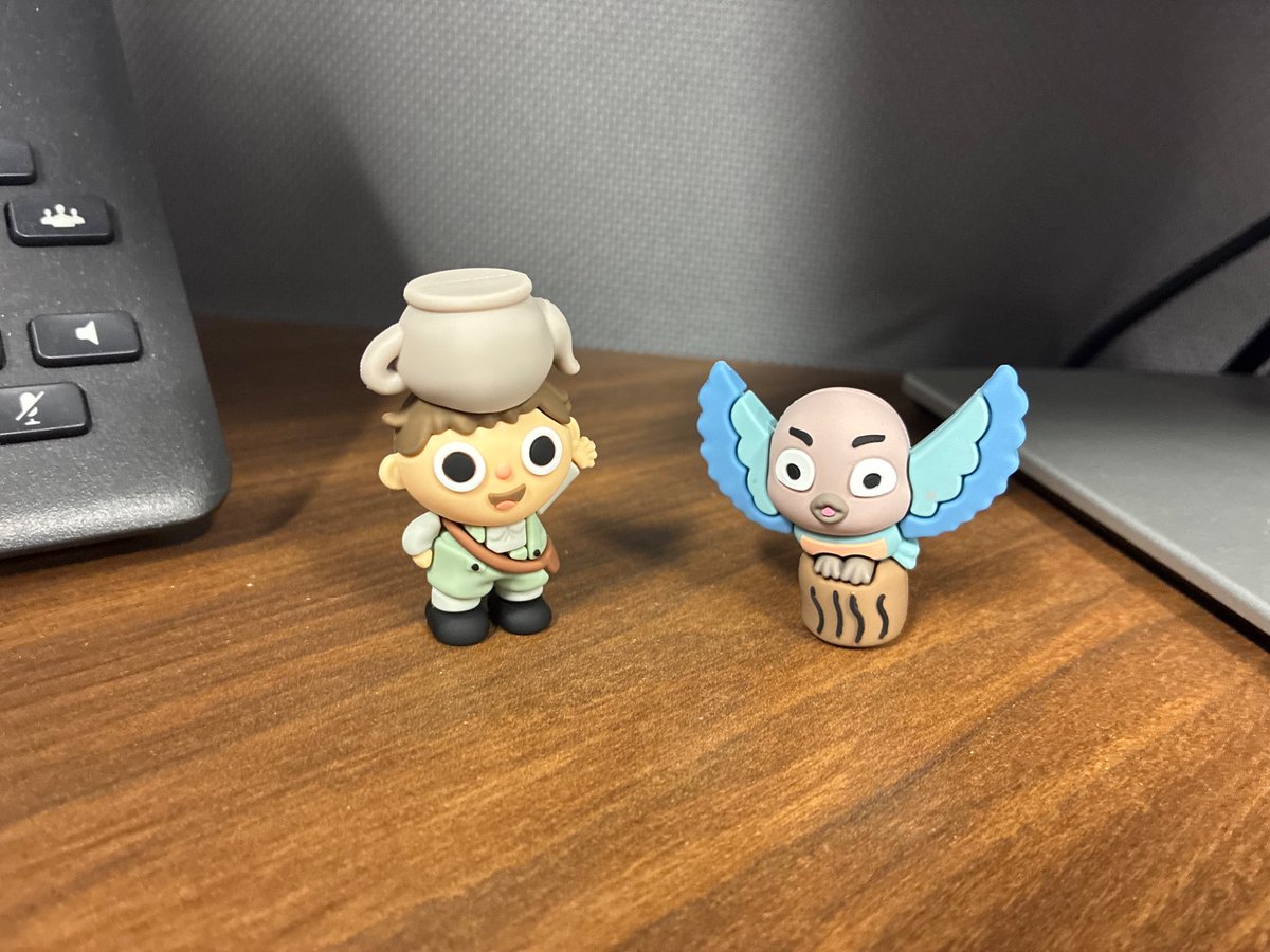 vic_makes_stuff's tweet photo. newest additions to the cubicle https://t.co/kRlfkdeYNf