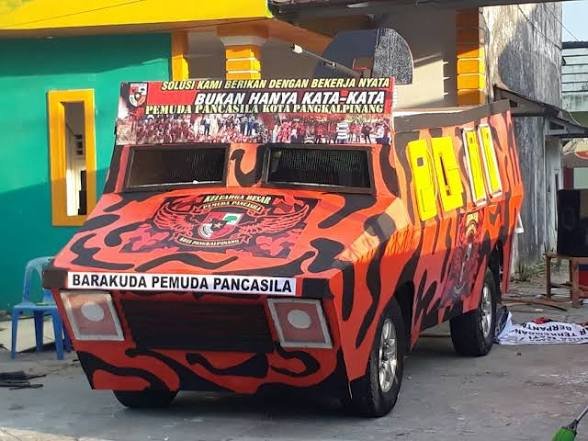 yujsuh's tweet photo. The redline masuk indonesia arena mobilnya https://t.co/rFQrnGXb7j