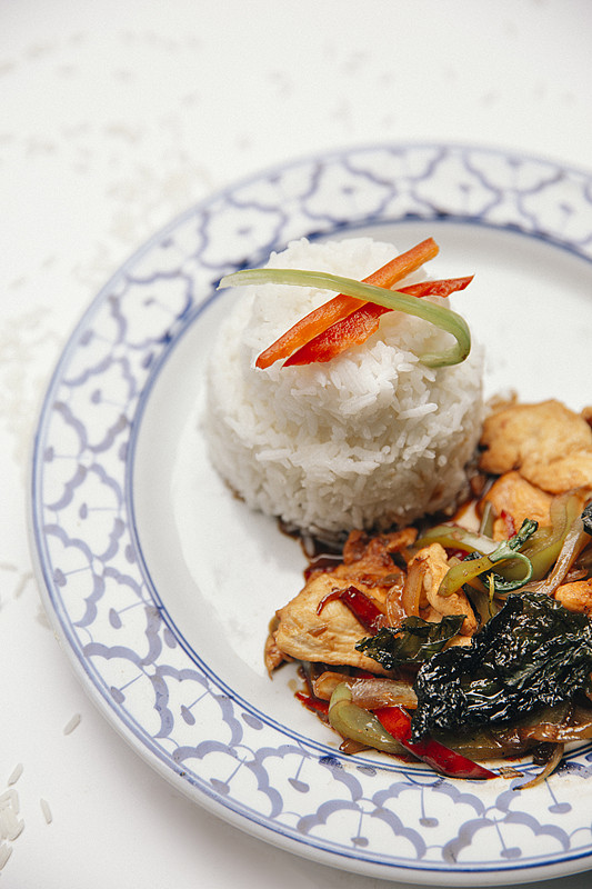 aliel123338's tweet photo. Craving something beyond comfort food Dive into tonight’s Thai street-style basil chicken stir-fry—fragrant Thai basil, tender chicken, a hint of fish sauce, and a squeeze of fresh lime, all served with jasmine rice. Perfect quick exotic bite that’s bursting with flavors!， https://t.co/JgEUk2Vljp