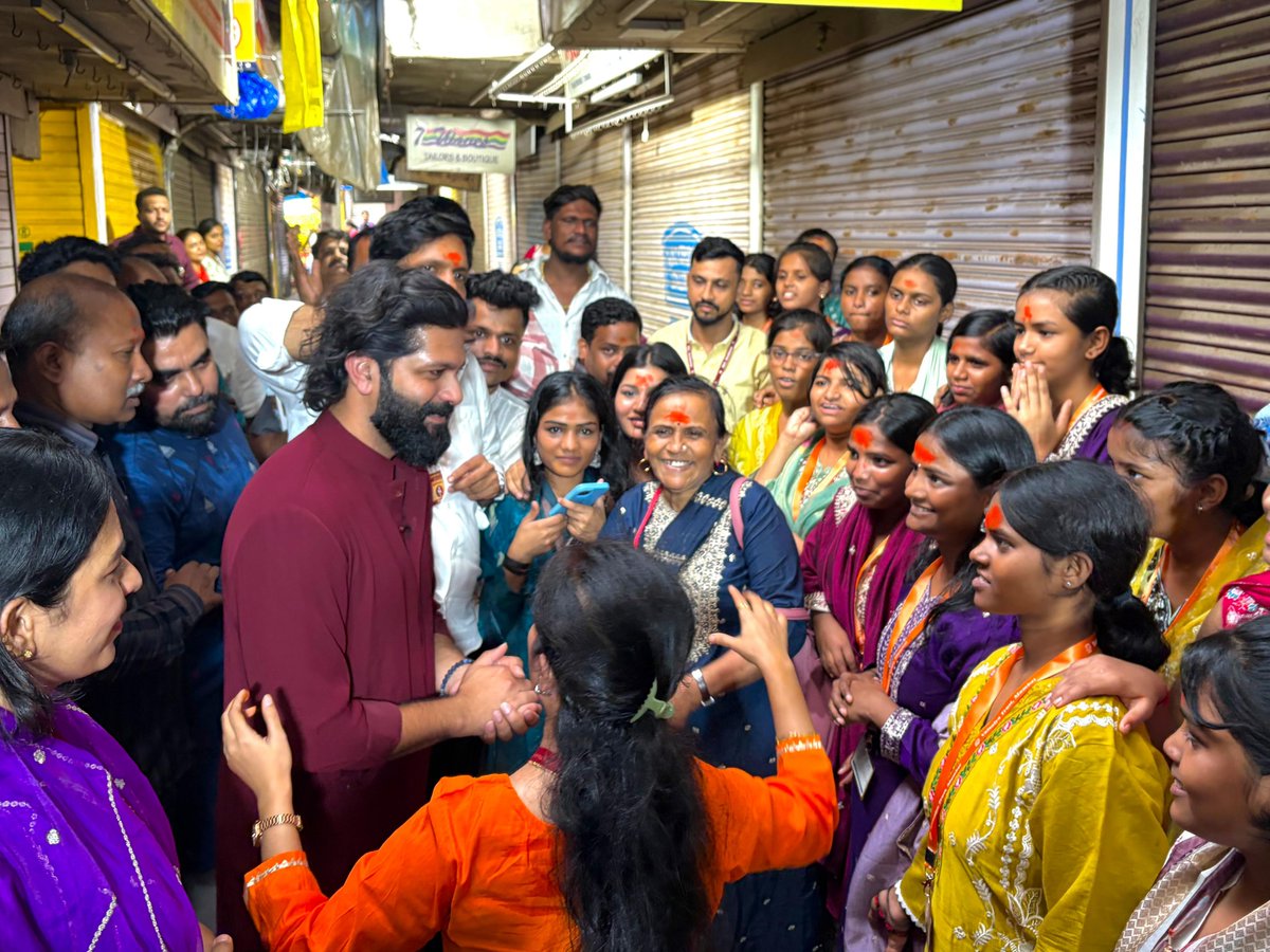 MeGajananKale's tweet photo. संवेदनशील नेतृत्वाचा आदर्श घालून देणारी कृती ... 
ठाकरेंचे संस्कार आणि वारसा पुढे घेऊन जाणारा युवा नेता : अमितजी ठाकरे 

वात्सल्य ट्रस्ट,सानपाडा,नवी मुंबई येथे अनाथ मुलींबरोबर यावर्षी रक्षाबंधन साजरे केल्यानंतर अमित दादा आम्हाला लालबाग च्या राजाचे दर्शन घ्यायचे आहे हा आग्रह मुलीनी केला होता ...

आज अमितजी ठाकरे यांनी हा आग्रह पूर्ण करून आपल्या बहिणींबद्दलचे कर्तव्य पूर्ण केले ... ५० मुलींसाठी नवी मुंबईपासून सुरक्षित खाजगी बस प्रवास ते लालबागच्या राजा मंडळाशी बोलून स्वतः हजर राहून ते जातानाही बस पर्यंत येऊन अमितजी ठाकरे सगळ्या गोष्टीकडे जातीने लक्ष घालून होते ... 
आजच्या या कृतीने महाराष्ट्रातील तमाम संवेदनशील मनाला साद घालण्याचे काम अमितजी ठाकरे यांनी केले आहे ... 

एक महाराष्ट्र सैनिक म्हणून अमितसाहेब आपला अभिमान आहे ... 
खूप प्रेम ... हे वृद्धिंगत होवो ...
