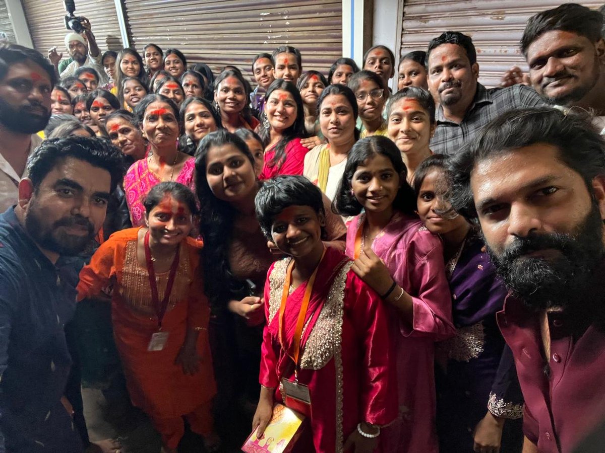 MeGajananKale's tweet photo. संवेदनशील नेतृत्वाचा आदर्श घालून देणारी कृती ... 
ठाकरेंचे संस्कार आणि वारसा पुढे घेऊन जाणारा युवा नेता : अमितजी ठाकरे 

वात्सल्य ट्रस्ट,सानपाडा,नवी मुंबई येथे अनाथ मुलींबरोबर यावर्षी रक्षाबंधन साजरे केल्यानंतर अमित दादा आम्हाला लालबाग च्या राजाचे दर्शन घ्यायचे आहे हा आग्रह मुलीनी केला होता ...

आज अमितजी ठाकरे यांनी हा आग्रह पूर्ण करून आपल्या बहिणींबद्दलचे कर्तव्य पूर्ण केले ... ५० मुलींसाठी नवी मुंबईपासून सुरक्षित खाजगी बस प्रवास ते लालबागच्या राजा मंडळाशी बोलून स्वतः हजर राहून ते जातानाही बस पर्यंत येऊन अमितजी ठाकरे सगळ्या गोष्टीकडे जातीने लक्ष घालून होते ... 
आजच्या या कृतीने महाराष्ट्रातील तमाम संवेदनशील मनाला साद घालण्याचे काम अमितजी ठाकरे यांनी केले आहे ... 

एक महाराष्ट्र सैनिक म्हणून अमितसाहेब आपला अभिमान आहे ... 
खूप प्रेम ... हे वृद्धिंगत होवो ...