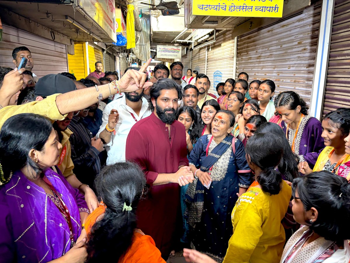 MeGajananKale's tweet photo. संवेदनशील नेतृत्वाचा आदर्श घालून देणारी कृती ... 
ठाकरेंचे संस्कार आणि वारसा पुढे घेऊन जाणारा युवा नेता : अमितजी ठाकरे 

वात्सल्य ट्रस्ट,सानपाडा,नवी मुंबई येथे अनाथ मुलींबरोबर यावर्षी रक्षाबंधन साजरे केल्यानंतर अमित दादा आम्हाला लालबाग च्या राजाचे दर्शन घ्यायचे आहे हा आग्रह मुलीनी केला होता ...

आज अमितजी ठाकरे यांनी हा आग्रह पूर्ण करून आपल्या बहिणींबद्दलचे कर्तव्य पूर्ण केले ... ५० मुलींसाठी नवी मुंबईपासून सुरक्षित खाजगी बस प्रवास ते लालबागच्या राजा मंडळाशी बोलून स्वतः हजर राहून ते जातानाही बस पर्यंत येऊन अमितजी ठाकरे सगळ्या गोष्टीकडे जातीने लक्ष घालून होते ... 
आजच्या या कृतीने महाराष्ट्रातील तमाम संवेदनशील मनाला साद घालण्याचे काम अमितजी ठाकरे यांनी केले आहे ... 

एक महाराष्ट्र सैनिक म्हणून अमितसाहेब आपला अभिमान आहे ... 
खूप प्रेम ... हे वृद्धिंगत होवो ...