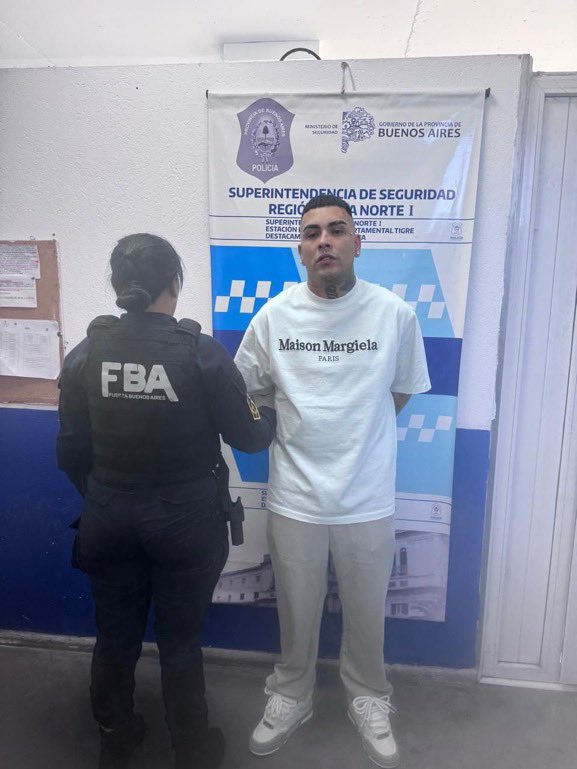 fedeebongiorno's tweet photo. 🗞️ Un ex amigo de Callejero Fino apodado “Mauri” quedó detenido tras denuncias del cantante

Asegura que viene siendo amenazado desde el 2021 y que ese sería el motivo por el que lleva encima el arma que le incautaron 

Vía @mauroszeta https://t.co/ioWkFNAsvc