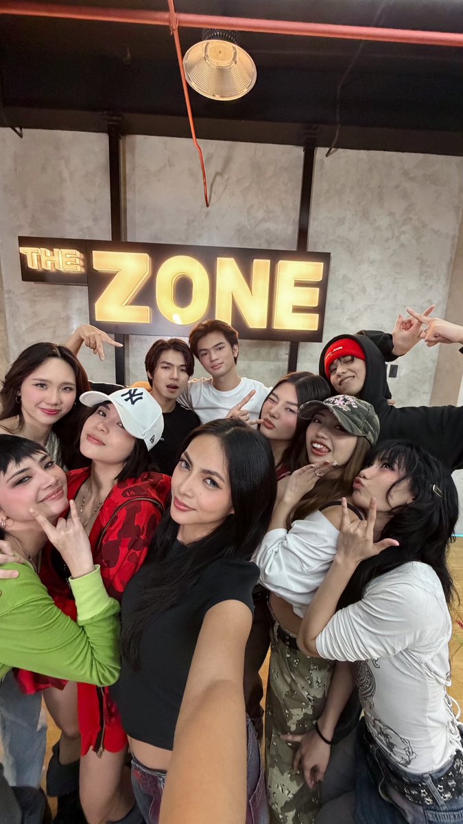 HORI7ONnation's tweet photo. Nasa 1z ang Boys Singn Na Ba ito 😭

#HORI7ON https://t.co/TfCPXK3uUz