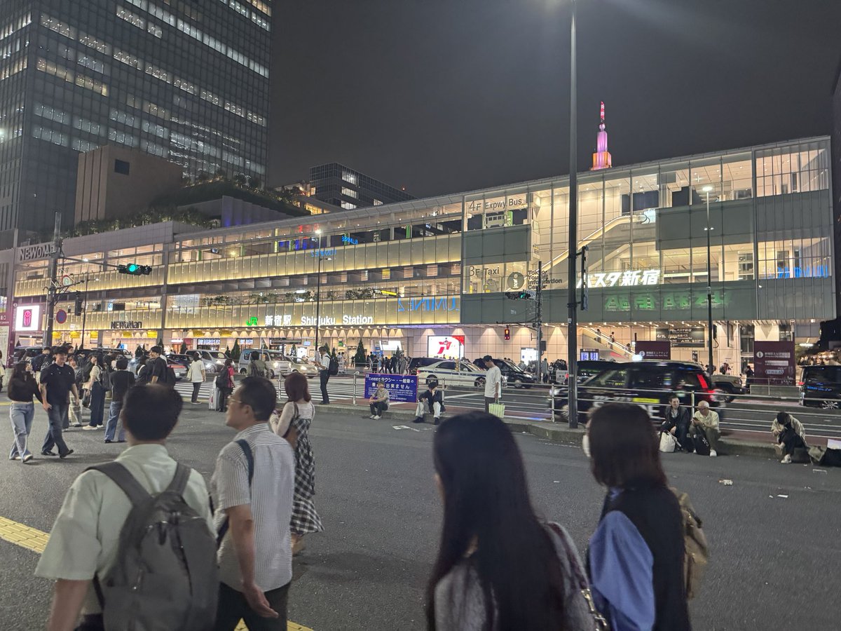 Schwein3406's tweet photo. 新宿ライブストリート
フルインスタンスなのに軽いな〜 https://t.co/2Ffda41jeW