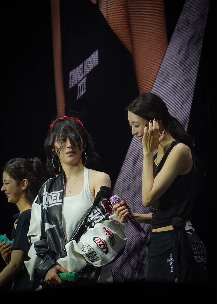 KTfix8's tweet photo. Ryujin always making Yuna laugh. 😄 https://t.co/UStyUqEGYt