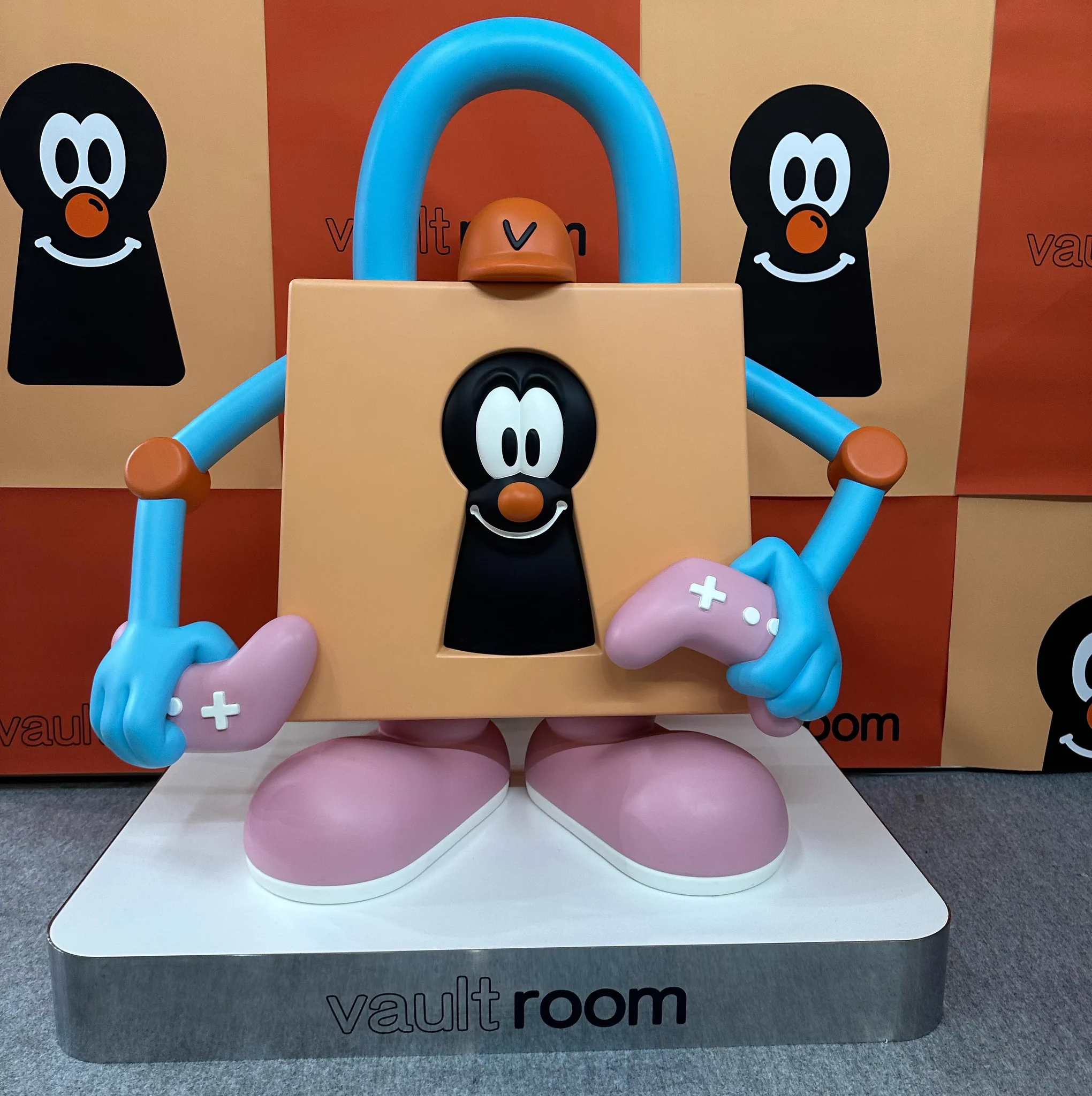 vaultroom EQUIPMENT KNIT CUSHION ステッカー付き オーーーッ！！！しぬこ！！！！！！！！！ on X: 