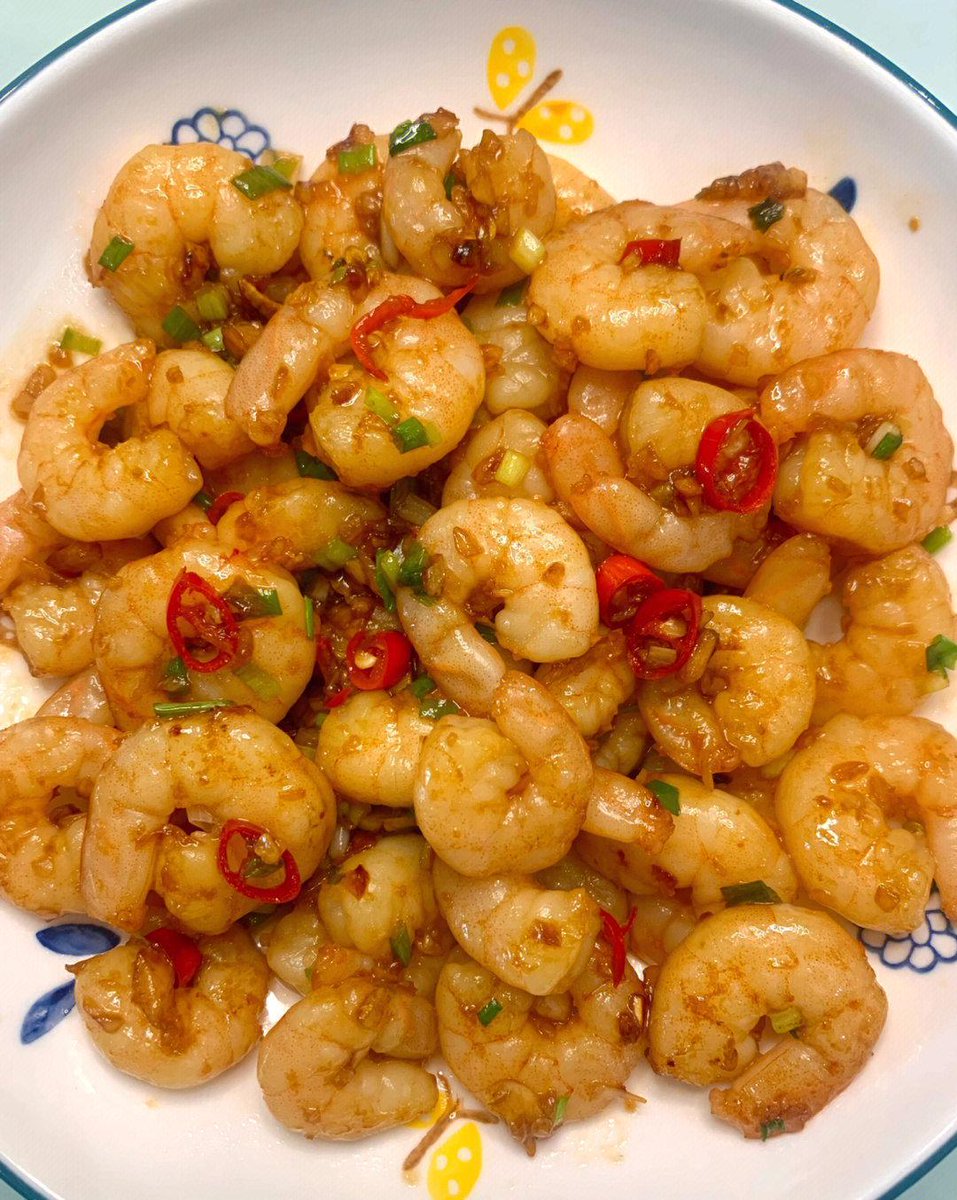 ContessaBrj3b's tweet photo. Making garlic butter shrimp in 15 mins for tonight’s dinner! So fragrant and juicy , perfect with a side of white rice. https://t.co/NZ4X3JXAdX