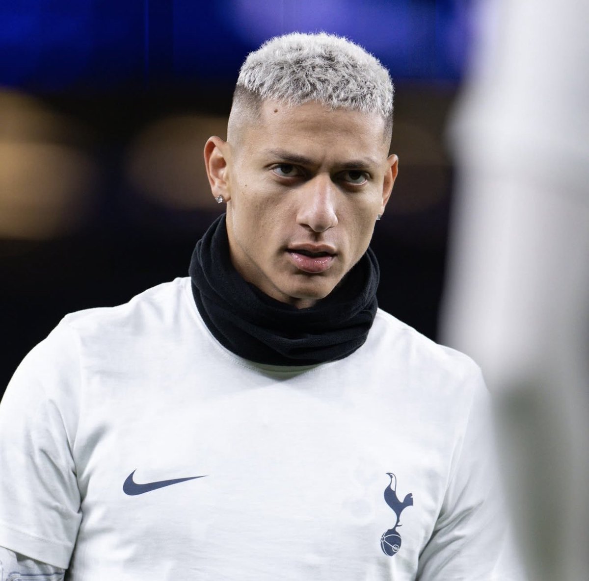 futebol_info's tweet photo. Shabab Al Ahli, de André Jardine, faz proposta por Richarlison, mas Tottenham recusa e decide manter brasileiro "encostado".

A ideia do clube inglês é manter o Pombo "encostado" até dezembro e buscar melhores oportunidades na janela de janeiro de 2027.

O brasileiro deve ficar sem jogar: está fora da lista da Premier League e, segundo o técnico Roberto De Zerbi, também não atuará nas competições nacionais. 

Richarlison disputou apenas uma partida na temporada. 

🗞️ @ESPNBrasil 
📸 Tottenham