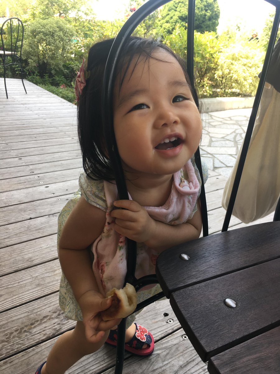 taka19900611's tweet photo. 1歳〜5歳くらいの女の子を育てている父親へ。

少しだけ、
9歳の娘を育てている自分から伝えたいことがあります。

「パパ、パパ」

と言いながら、
何をするにも近寄ってきてくれる時間は、ずっと続くわけじゃない。

少しずつ、
娘の世界が広がっていく。

友達との時間が増える。

パパより、
友達を優先する日も出てくる。

ママには話すけど、
パパには話さないことも増える。

一人で寝られるようになる。

「一人でいたい」と言うこともある。

昔みたいに、
何でもパパと一緒ではなくなる。

もちろん、
それは寂しいことでもある。

でもたぶん、
娘がちゃんと自分の世界を作っている証拠なんだと思う。

だからこそ、

「パパ抱っこ」

と言ってくれる今。

手をつないでくれる今。

隣に座りたがってくれる今。

膝の上に乗ってきてくれる今。

その時間を、
面倒くさがらないでほしい。

仕事で疲れてる日もある。

スマホを見たい日もある。

一人になりたい日もある。

それでも、

娘が自分から近づいてきてくれる時間は、思っているより長くない。

抱っこできるなら抱っこする。

手をつなげるなら手をつなぐ。

今日の娘には、
今日しか会えないから。