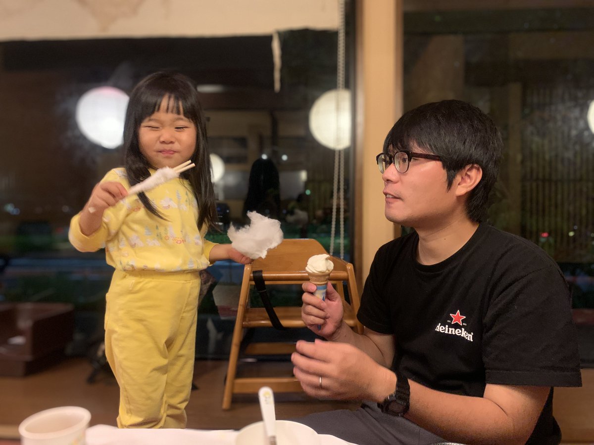 taka19900611's tweet photo. 1歳〜5歳くらいの女の子を育てている父親へ。

少しだけ、
9歳の娘を育てている自分から伝えたいことがあります。

「パパ、パパ」

と言いながら、
何をするにも近寄ってきてくれる時間は、ずっと続くわけじゃない。

少しずつ、
娘の世界が広がっていく。

友達との時間が増える。

パパより、
友達を優先する日も出てくる。

ママには話すけど、
パパには話さないことも増える。

一人で寝られるようになる。

「一人でいたい」と言うこともある。

昔みたいに、
何でもパパと一緒ではなくなる。

もちろん、
それは寂しいことでもある。

でもたぶん、
娘がちゃんと自分の世界を作っている証拠なんだと思う。

だからこそ、

「パパ抱っこ」

と言ってくれる今。

手をつないでくれる今。

隣に座りたがってくれる今。

膝の上に乗ってきてくれる今。

その時間を、
面倒くさがらないでほしい。

仕事で疲れてる日もある。

スマホを見たい日もある。

一人になりたい日もある。

それでも、

娘が自分から近づいてきてくれる時間は、思っているより長くない。

抱っこできるなら抱っこする。

手をつなげるなら手をつなぐ。

今日の娘には、
今日しか会えないから。