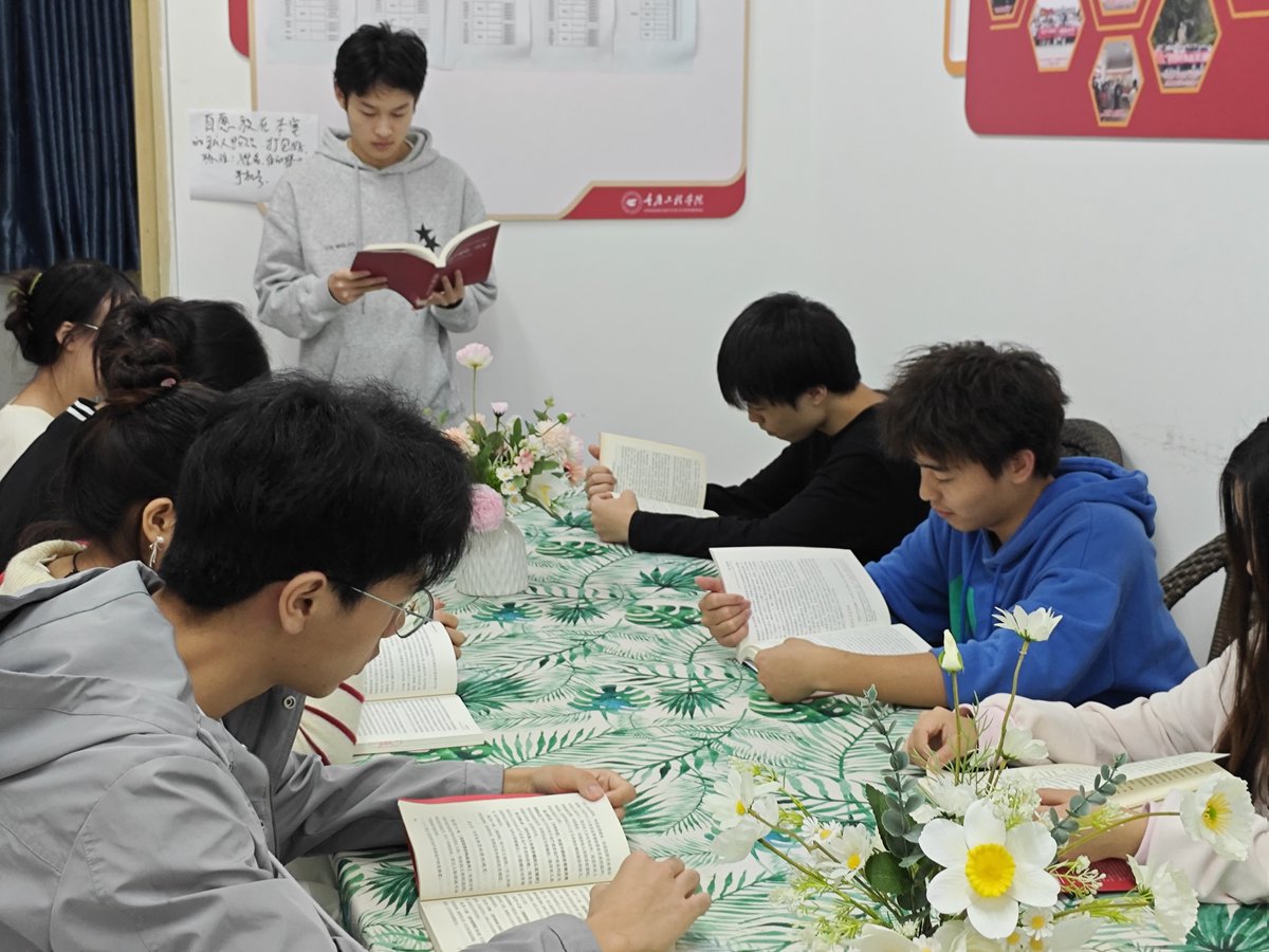 berrh786228's tweet photo. Come join the English Book Sharing Club this Friday 6PM at the campus lounge! Swap your favorite reads, chat about stories, and make new book-loving friends—free snacks included! https://t.co/e4LopRAWZE