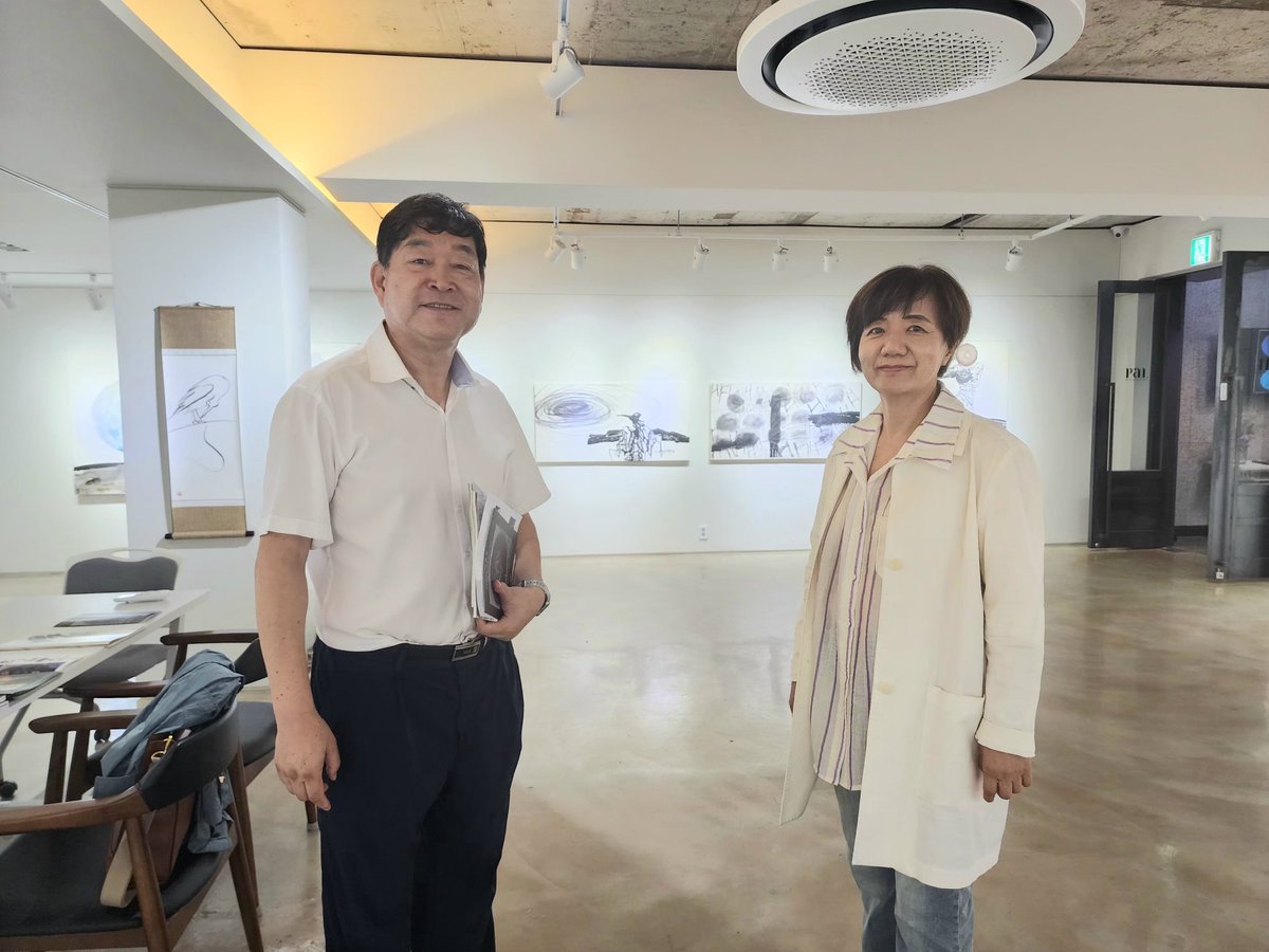 4irtop's tweet photo. 이민주 화백의 전시회 꼭 가보세요! 

19일까지, 압구정 갤러리Pal  「이민주 초대전」  

붓 대신 '몸'으로 그린 37년. 1989~2026년까지 이어진 작업 세계 한자리에서 조망

📌 전시 정보

전시명: 이민주 초대전

장소: 갤러리Pal (서울 압구정) 서울특별시 강남구 논현로

https://t.co/2nxD8PChPA https://t.co/gxaSycESBH