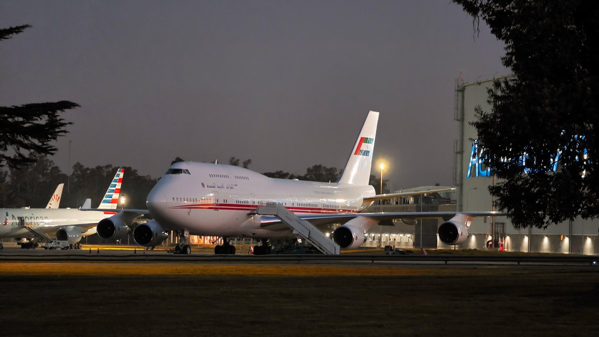 SpottersArg's tweet photo. 🇦🇪🇦🇷 La visita especial de ayer por el aeropuerto de Ezeiza: el Boeing 747 VIP A6-COM de Dubai Royal Air Wing estacionado en Chivatos 

[Fotos de Nicolás Haftka] https://t.co/QVBvbVVM6g