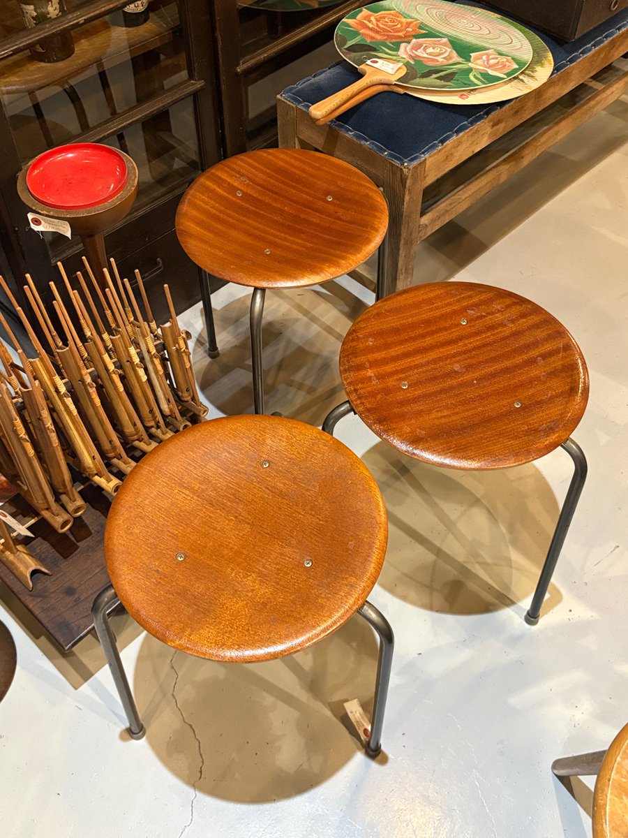 asahiprints's tweet photo. #ASAHI weverse dm 💌

🐱: [📸 x 3]
🐱: arne jacobsen’s dot stool…
🐱: it’s so cute, isn’t it?
🐱: the stool is so pretty, right…
🐱: you worked hard today too. sleep well.
🐱: good night
🐱: 😊🌙💤😴 https://t.co/1CPNj4lXiJ