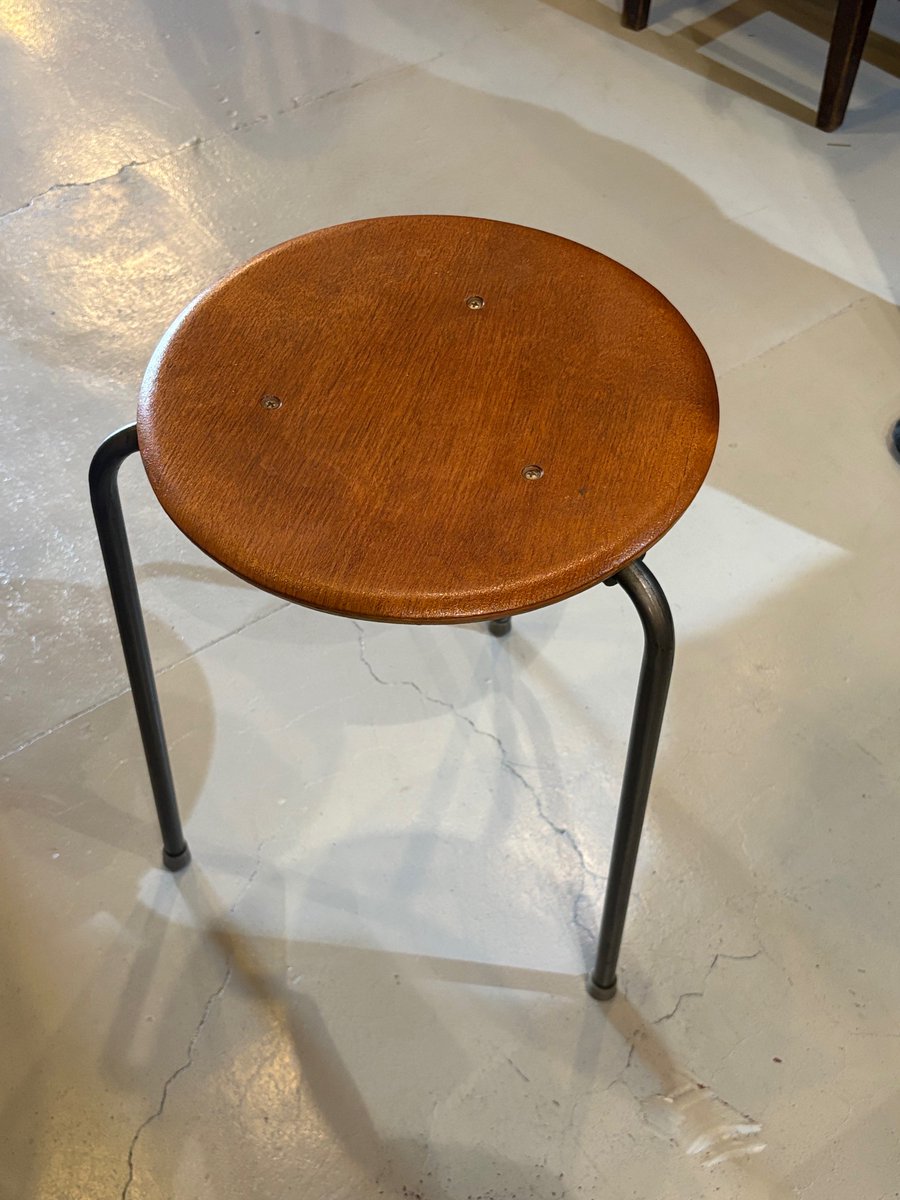 asahiprints's tweet photo. #ASAHI weverse dm 💌

🐱: [📸 x 3]
🐱: arne jacobsen’s dot stool…
🐱: it’s so cute, isn’t it?
🐱: the stool is so pretty, right…
🐱: you worked hard today too. sleep well.
🐱: good night
🐱: 😊🌙💤😴 https://t.co/1CPNj4lXiJ