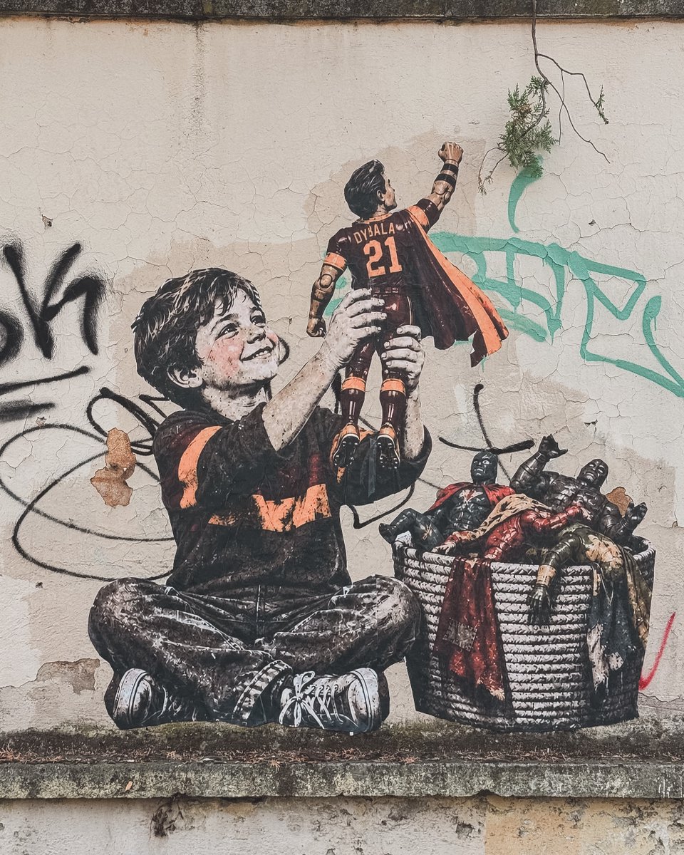 SI_FootballClub's tweet photo. Italian artist DRUGI is bringing his love for Roma to the streets. https://t.co/GZK1Awh55F