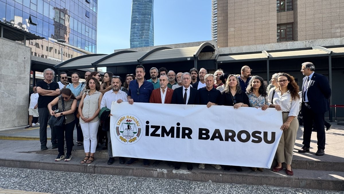 T24_com_tr's tweet photo. 📢 İzmir Barosu Başkanı Sefa Yılmaz, 'Ailem Güvende' operasyonuna tepki gösterdi: 

🗨️ "Bu ülke artık bir hukuk devleti değildir. Türkiye Cumhuriyeti, dört yanı demir parmaklıklarla çevrilmiş bir cezaevidir."
https://t.co/7bNOqkqVDf https://t.co/cI5LtKiRKX