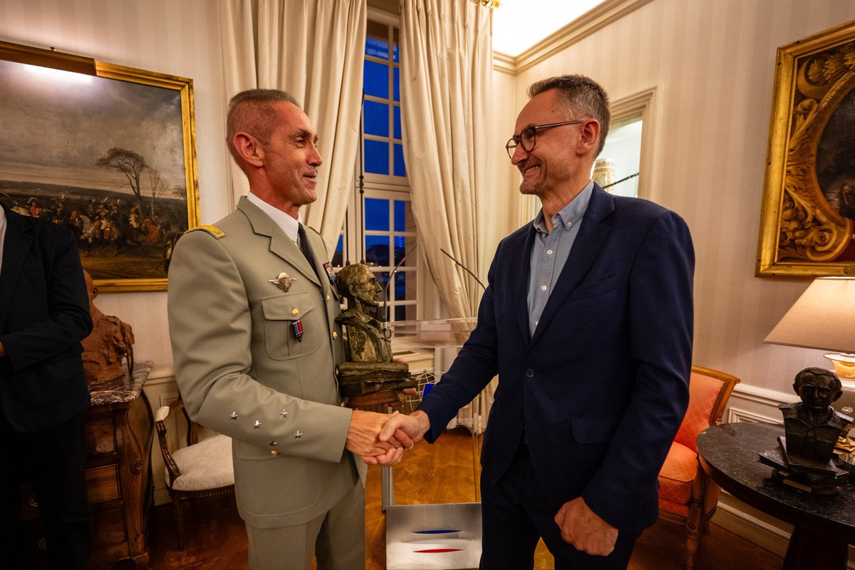 CEMAT_FR's tweet photo. Depuis 1995, ce prix récompense des œuvres célébrant l'engagement au service de la France et portant les valeurs de l’armée de Terre. 

Honoré d’avoir remis cette année deux distinctions dans le cadre du grand prix littéraire Erwan Bergot : le prix du roman et, pour la première fois, le prix de l’essai. 

Deux formes d’écriture différentes, deux styles remarquables, des talents littéraires à découvrir.