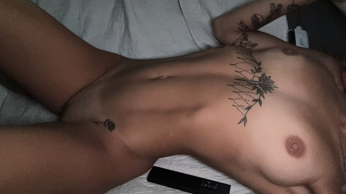 rissx_ox's tweet photo. cum here 👇🏽🤪🤤 https://t.co/tAXXspEejb