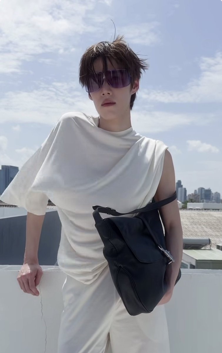 ppkritstyle's tweet photo. การเคยได้รับตำแหน่ง brand ambassador จาก fashion house นึง และได้รับ offer จากอีก house นึง แปลว่ามูลค่าทางแฟชั่นของคน ๆ นั้นสูงมากนะคะ และยิ่งเป็น luxury brands แบบทับไลน์ทั้งคู่ด้วย

ในวันนี้ พีพี @ppkritt คือคน ๆ นั้นค่ะ

PP KRIT BA GUCCI
#GUCCIxPPKRIT
#Gucci @gucci 
#PPKritt https://t.co/yUJE4WxKA6