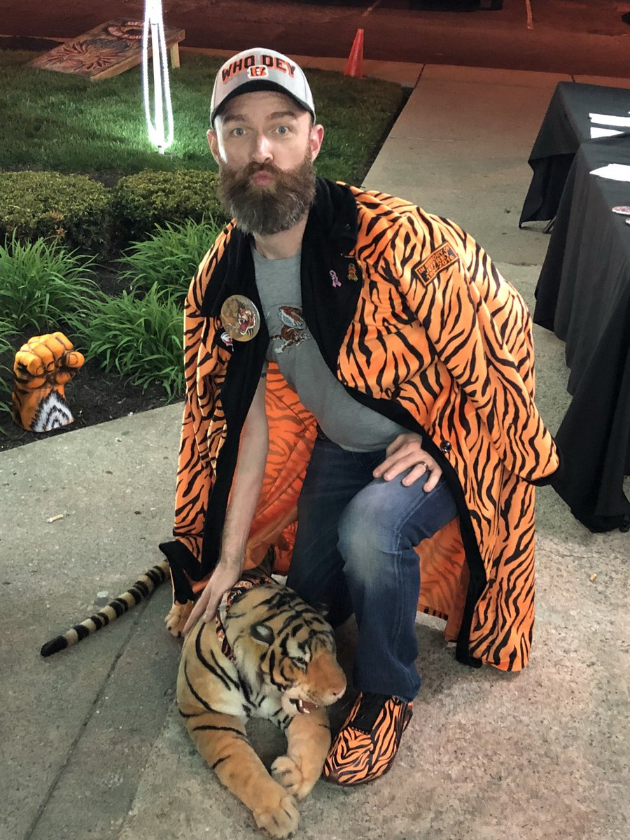 BengalBombSquad's tweet photo. These tigers aren't tamed! Come roar with the @BengalBombSquad at @roosterscinci in Western Hills this SunDEY for #Bengals at #Texans! Make sure you RSVP and we'll save you a seat for this #WhoDey Party! #LetsRoar https://t.co/8x0toM1rig