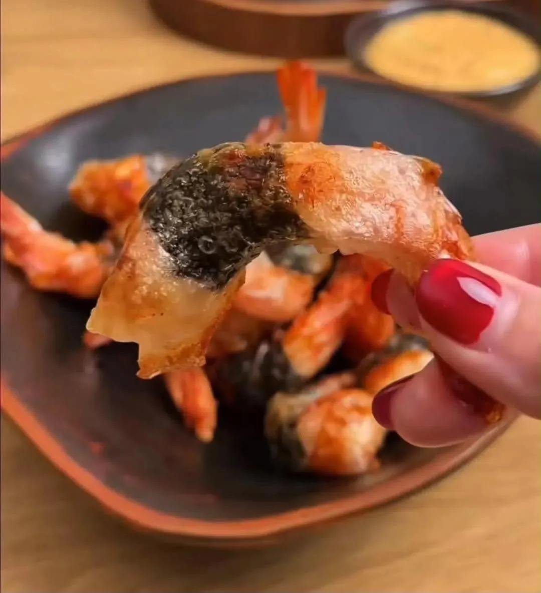 KanidthaO's tweet photo. 🦐 เมนูกุ้งที่ช่วงนี้คนที่บ้านชอบมาก
ไม่ต้องทอดก็กรอบได้! แถมหอมสาหร่ายเข้ากับกุ้งแบบลงตัวสุดๆ👍

ทำง่าย แต่หน้าตาดูเหมือนเมนูพิเศษเลยเมนูนี้ได้ทำซ้ำแน่นอนจร้าาา😋🍽✨

🛒 ส่วนผสม
แผ่นไรซ์เปเปอร์
กุ้ง
สาหร่ายแผ่น
น้ำมันพืช เล็กน้อย

🍋 ซอส
น้ำมะนาว 1 ช้อนโต๊ะ
มายองเนส 2 ช้อนโต๊ะ
ซัลซาซอส 1 ช้อนโต๊ะ (ตัวชูรสของเมนูนี้)