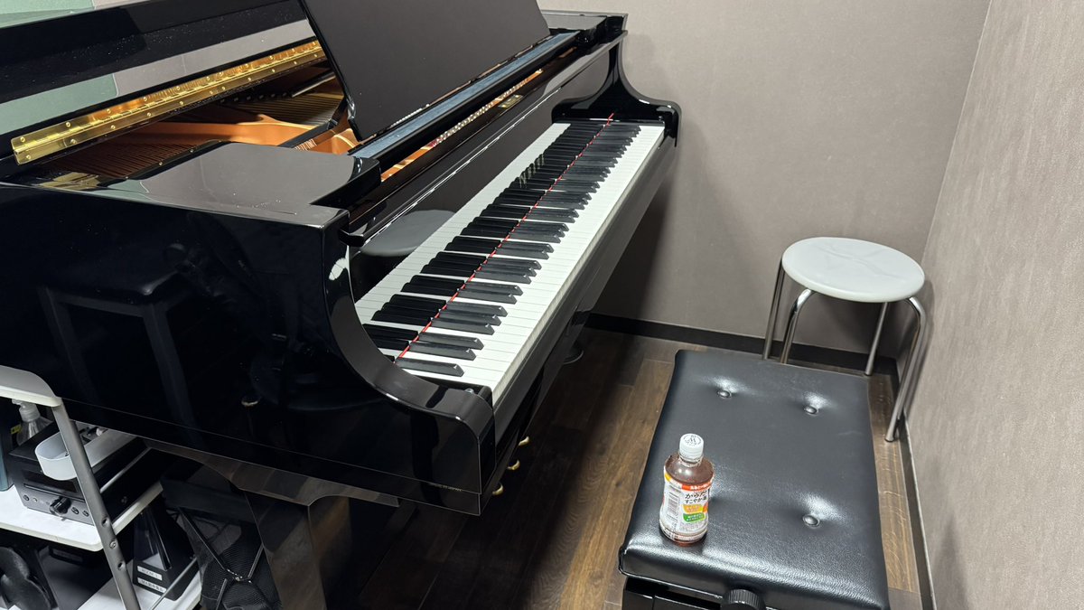 ma_taka's tweet photo. 1336日目。
今週もお疲れさまでした。
出社後の今夜は銀座スタジオ。

自分は9連休だけど、
連休最終日にこのスタジオの別のフロアで演奏会。
気が抜けんし、用事も多いし、
空き時間はいつものコード書き依頼だと思うし。

明日は幕張へ。 https://t.co/LB7OBO829Q