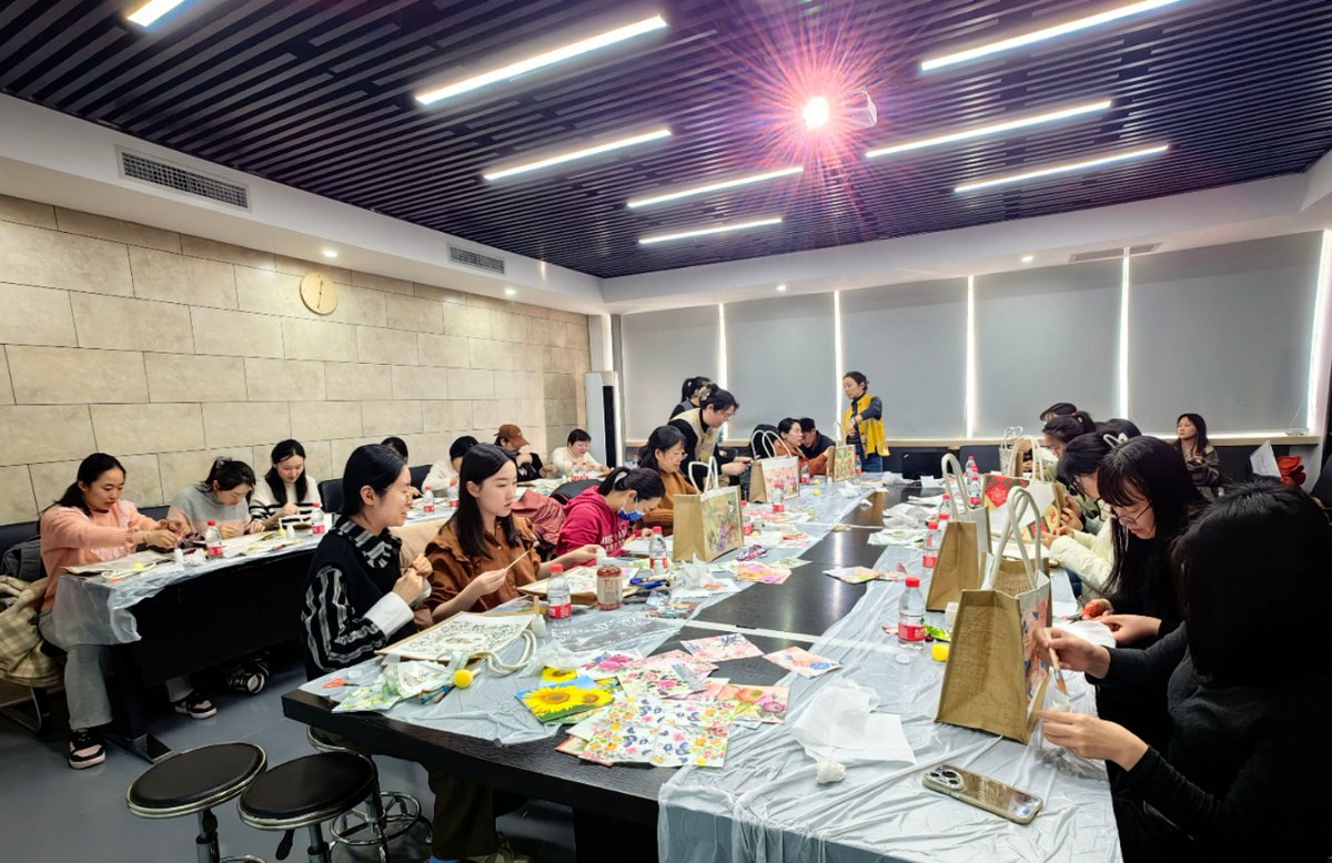 CarissaHeshmom's tweet photo. únete a nuestro taller de manualidades creativas este sábado en el salón universitario, prepara materiales y trae tus ideas, esperamos verte! https://t.co/VUSnV9A7ay
