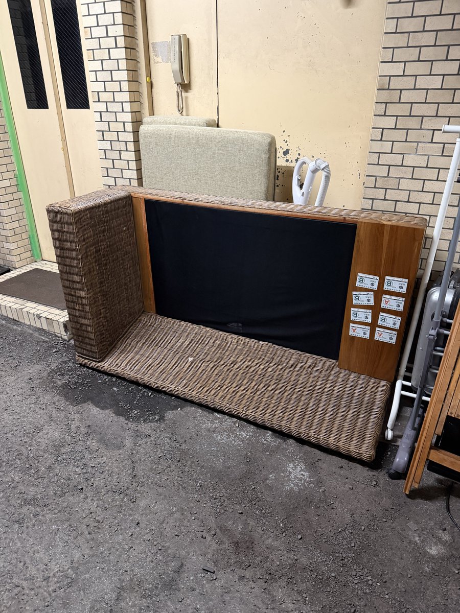 sumimachine's tweet photo. 捨てられた椅子に座るシリーズNo.3758。 https://t.co/WZAlqqc43e