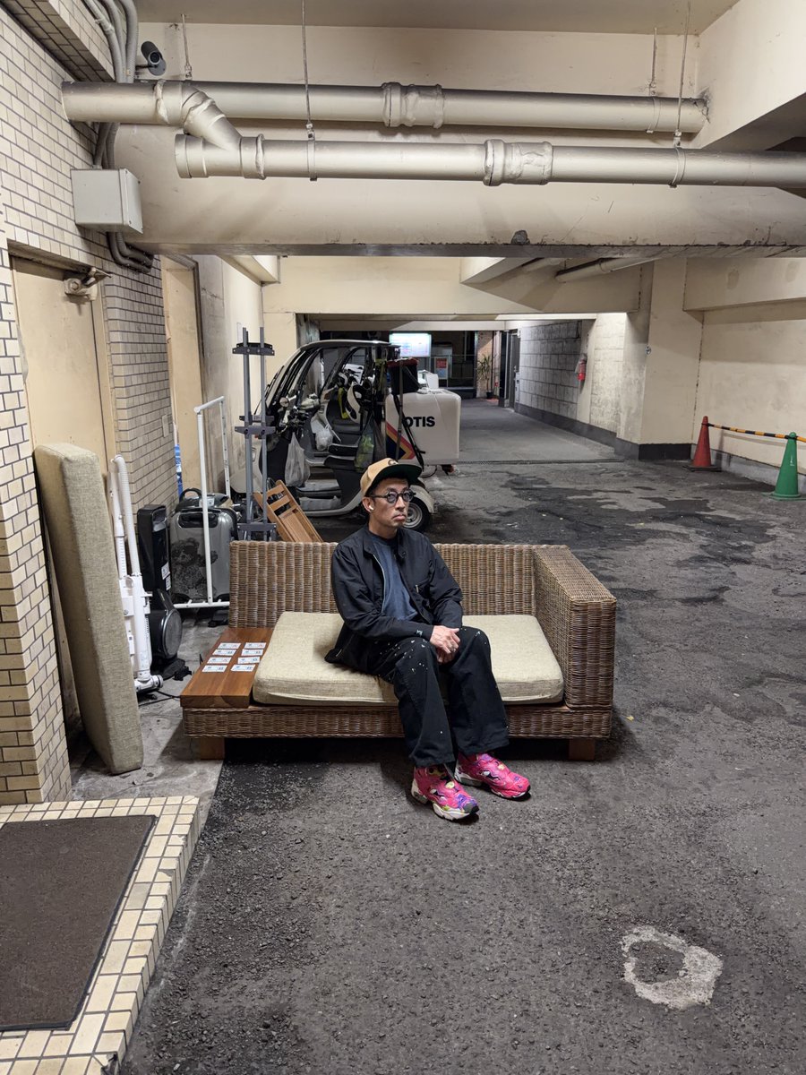 sumimachine's tweet photo. 捨てられた椅子に座るシリーズNo.3758。 https://t.co/WZAlqqc43e