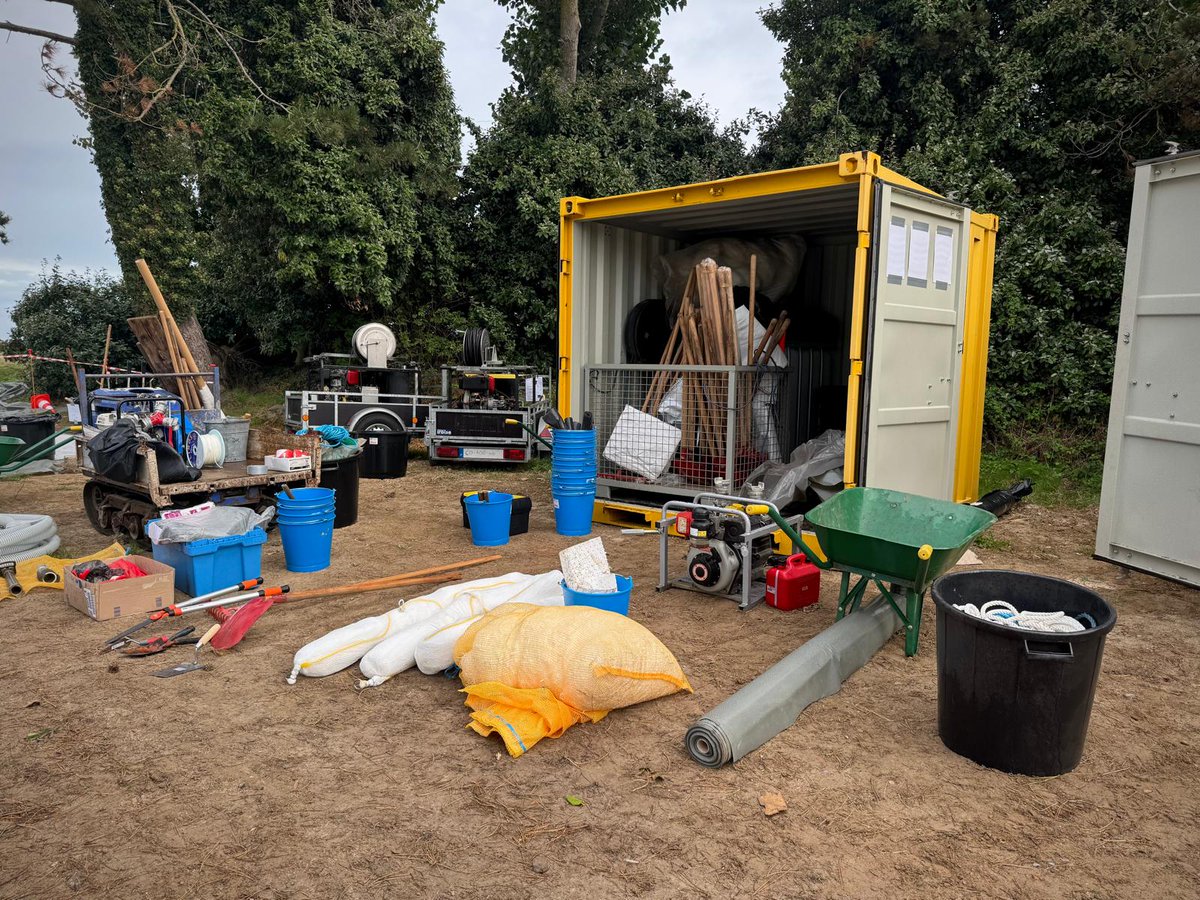 Prefet62's tweet photo. #Polmar
Christian Vedelago, directeur de cabinet du préfet du Pas-de-Calais, s’est rendu, aux côtés de Denis Caloin, 1er adjoint au maire, au Touquet-Paris-Plage à l’occasion de l’exercice Pollution Maritime (POLMAR)-Terre, organisé cette semaine par la DDTM.
Près de 200 personnes, issues des services de l’État, des collectivités, des gestionnaires d’espaces naturels, des représentants du secteur de la chasse et des équipes intervenant sur le terrain, ont participé à cette formation pour découvrir comment se préparer et intervenir face à une pollution marine atteignant le littoral.
Au programme, reconnaissance des sites, organisation des chantiers, techniques de nettoyage du littoral, gestion des déchets et protection des espaces naturels. L’exercice a également permis aux participants de découvrir l’expertise et l’engagement des services de l’État, des collectivités, du CEDRE et du pôle national d’expertise de la DGAMPA.
Une préparation essentielle pour notre département littoral afin d’être en mesure de protéger rapidement ses écosystèmes, ses activités et ses populations en cas de pollution marine.