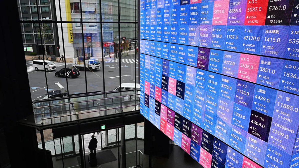 ImThatSaraGirl's tweet photo. The BOJ raised its policy rate by 25 basis points to 1.25%, its highest since 1995, just three months after its previous hike.
Despite the faster pace, the yen weakened, the 10-year Japanese government bond yield slipped and the Nikkei 225 gained.
Analysts pointed to two dissenting votes and the absence of updated economic forecasts. Another hike could come around December, but experts disagree over where rates will ultimately peak.