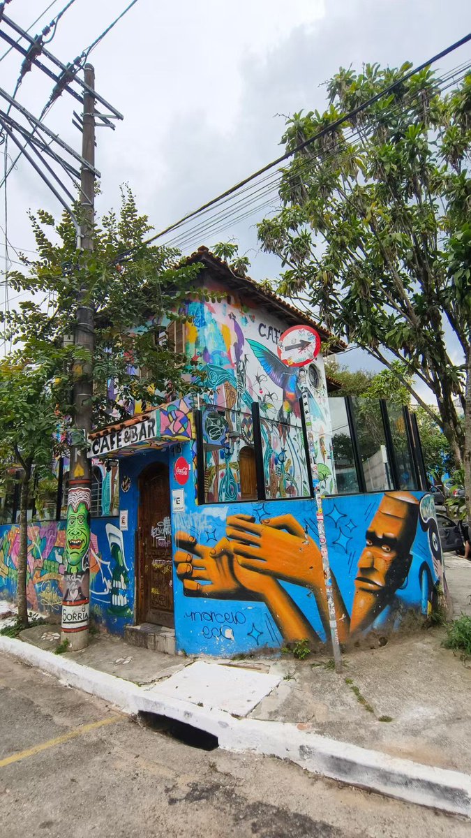 RenaySimpeqz's tweet photo. Step into this vibrant street art gallery pop-up—raw strokes, bold hues, and a vibe that makes every corner feel like a story waiting to be felt. Perfect for a lazy afternoon escape with a coffee in hand. https://t.co/aooMVPyA8G