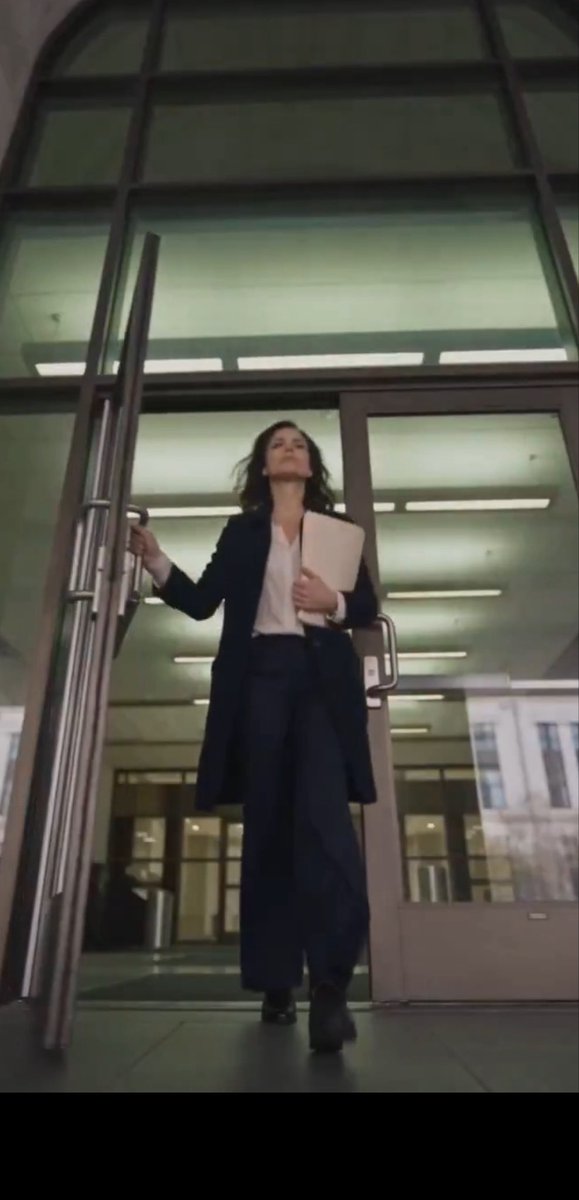 willdegooning's tweet photo. They really assume people are idiots using this AI slop. Nobody caught that she pulls out the cream from a black bag, then puts it away in a brown bag, then walks out the front of the building with no bag before releasing this ad??? https://t.co/3u0N6Px0qn