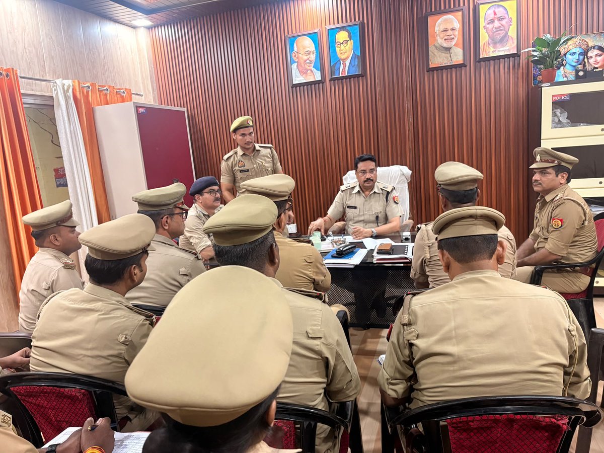 dcp_north's tweet photo. ➡️#ADCP_North महोदय द्वारा सर्किल मलिहाबाद का अर्दली रूम किया गया। इस दौरान लंबित विवेचनाओं की समीक्षा कर उनके समयबद्ध एवं गुणवत्तापूर्ण निस्तारण हेतु संबंधित विवेचकों को आवश्यक दिशा-निर्देश दिए गए। 👮🏻♂️🚔
@lkopolice @Uppolice @AmitKAnandIPS https://t.co/bx6yo3RqYa