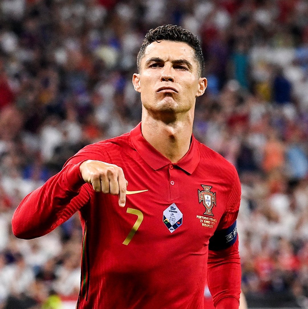 FabrizioRomano's tweet photo. 🚨🇵🇹 Portugal coach Jorge Jesus on why he called up Cristiano Ronaldo: “His performance is what matters. The past doesn’t count”.

“Cristiano is a player like all the others. If he is performing well, he will play. If he isn’t, he won’t”.

“He has a different status and has won five Ballon d’Or awards, but does that influence my decisions? No”.

“But is he a different player? Absolutely”.
