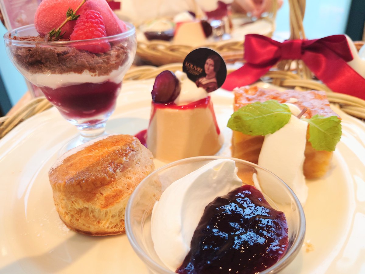 KaayaRigel's tweet photo. 先日銀河さんのお誕生日会しにAfternoon Teaのアフタヌーンティー（ルーブルコラボ）に行ってきました。ラズベリーいっぱいで美味しかった😋✨️ https://t.co/9152AdDu8D
